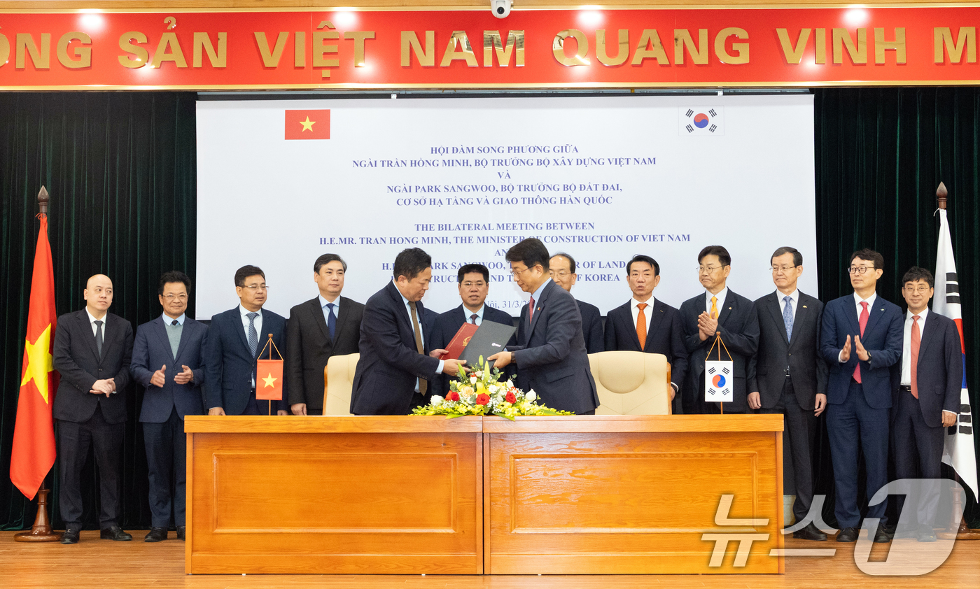 (서울=뉴스1) 김명섭 기자 = 박상우 국토교통부 장관이 31일 오후 베트남 하노이에서 쩐 홍 민(Tran hong Minh) 베트남 건설부 장관을 만나 한국-베트남 철도 협력 M …