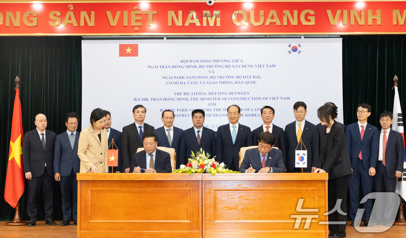 (서울=뉴스1) 김명섭 기자 = 박상우 국토교통부 장관이 31일 오후 베트남 하노이에서 쩐 홍 민(Tran hong Minh) 베트남 건설부 장관을 만나 한국-베트남 철도 협력 M …