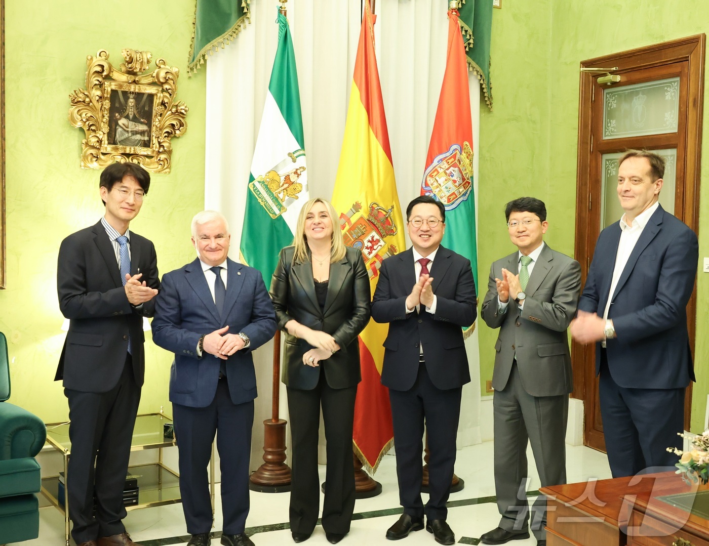 (그라나다(스페인)=뉴스1) 김기태 기자 = 이장우 대전시장이 31일(현지시각) 스페인 그라나다 시청을 방문해 마리프란 카라소 그라나다 시장과 기념촬영 하고 있다대전시는 이번 방문 …