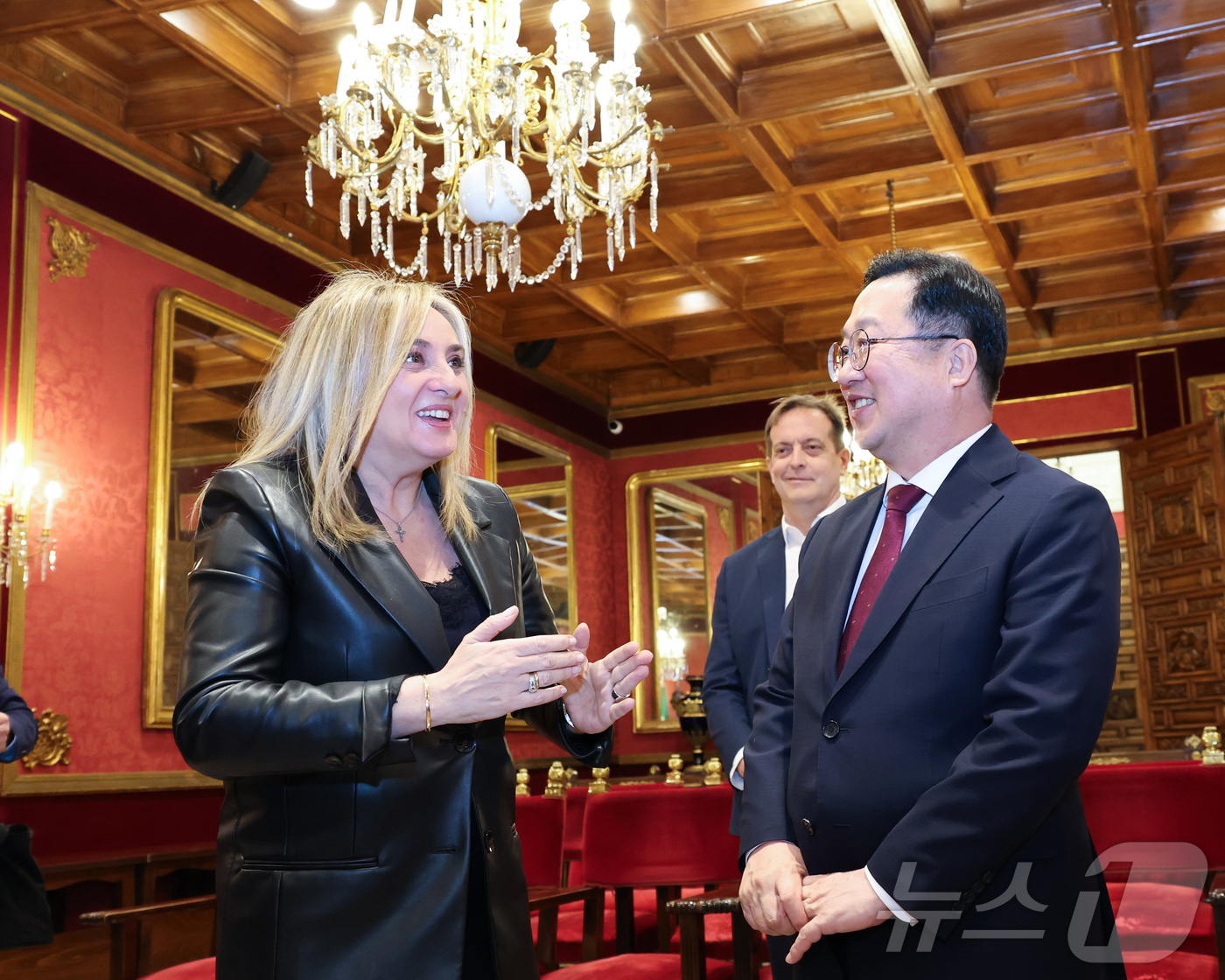 (그라나다(스페인)=뉴스1) 김기태 기자 = 이장우 대전시장이 31일(현지시각) 스페인 그라나다 시청을 방문해 마리프란 카라소 그라나다 시장과 대화를 나누고 있다대전시는 이번 방문 …