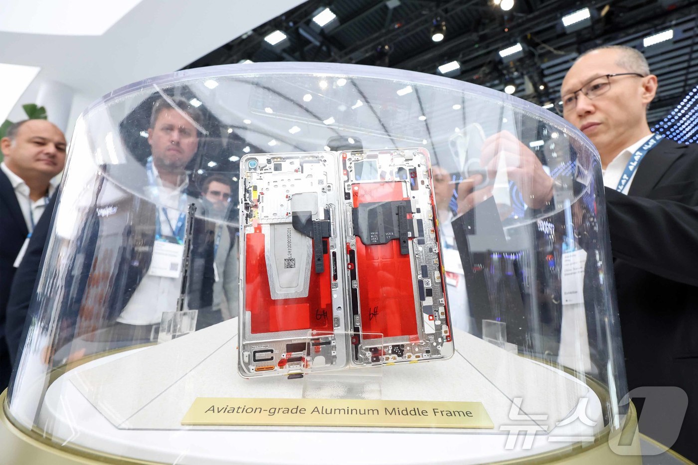 (바르셀로나(스페인)=뉴스1) 민경석 기자 = 3일(현지시간) 스페인 바르셀로나 피라 그란 비아 전시장에서 열린 '모바일 월드 콩그레스(MWC) 2025'를 찾은 관람객들이 화웨이 …