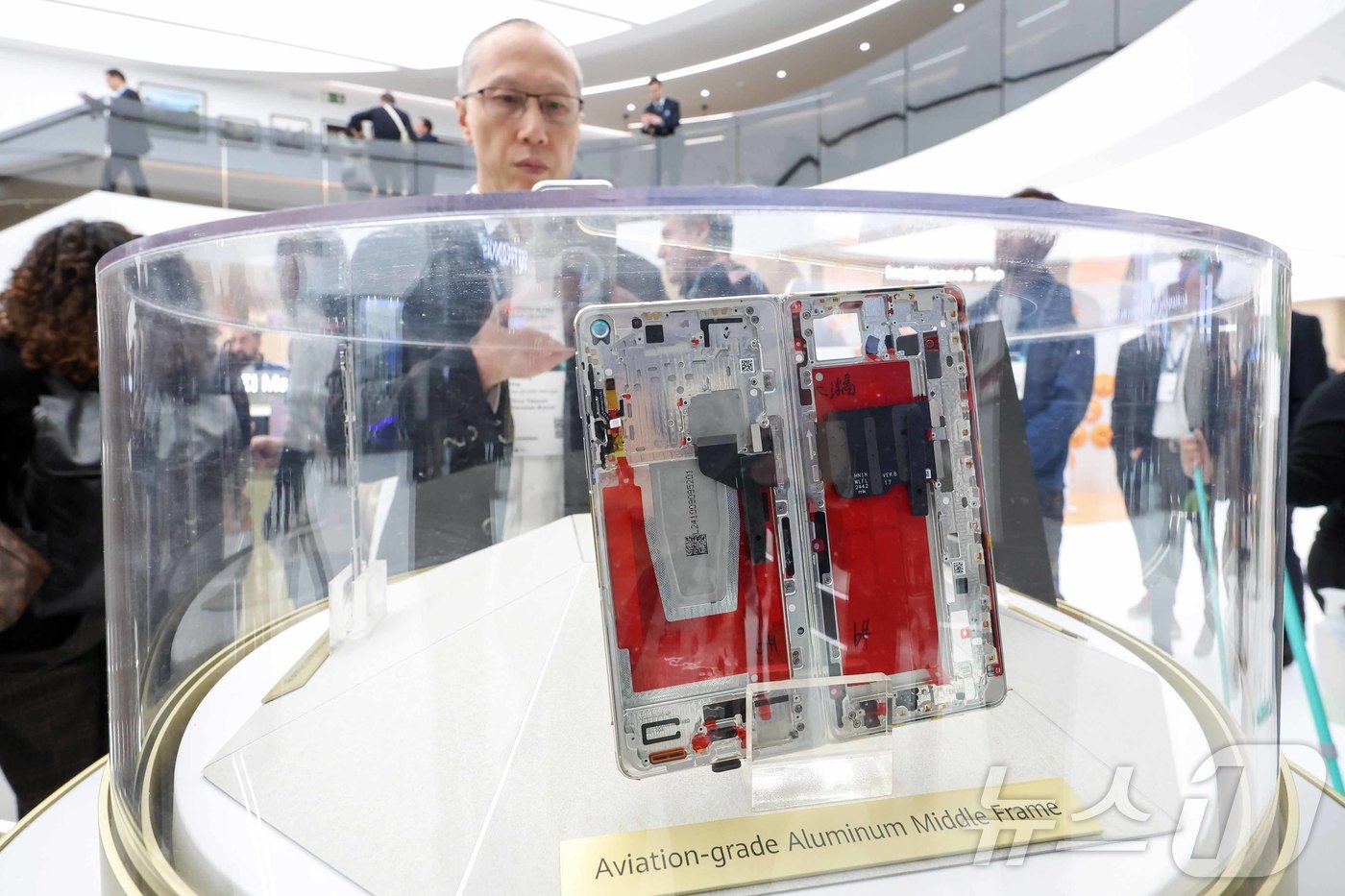 (바르셀로나(스페인)=뉴스1) 민경석 기자 = 3일(현지시간) 스페인 바르셀로나 피라 그란 비아 전시장에서 열린 '모바일 월드 콩그레스(MWC) 2025'를 찾은 관람객들이 화웨이 …