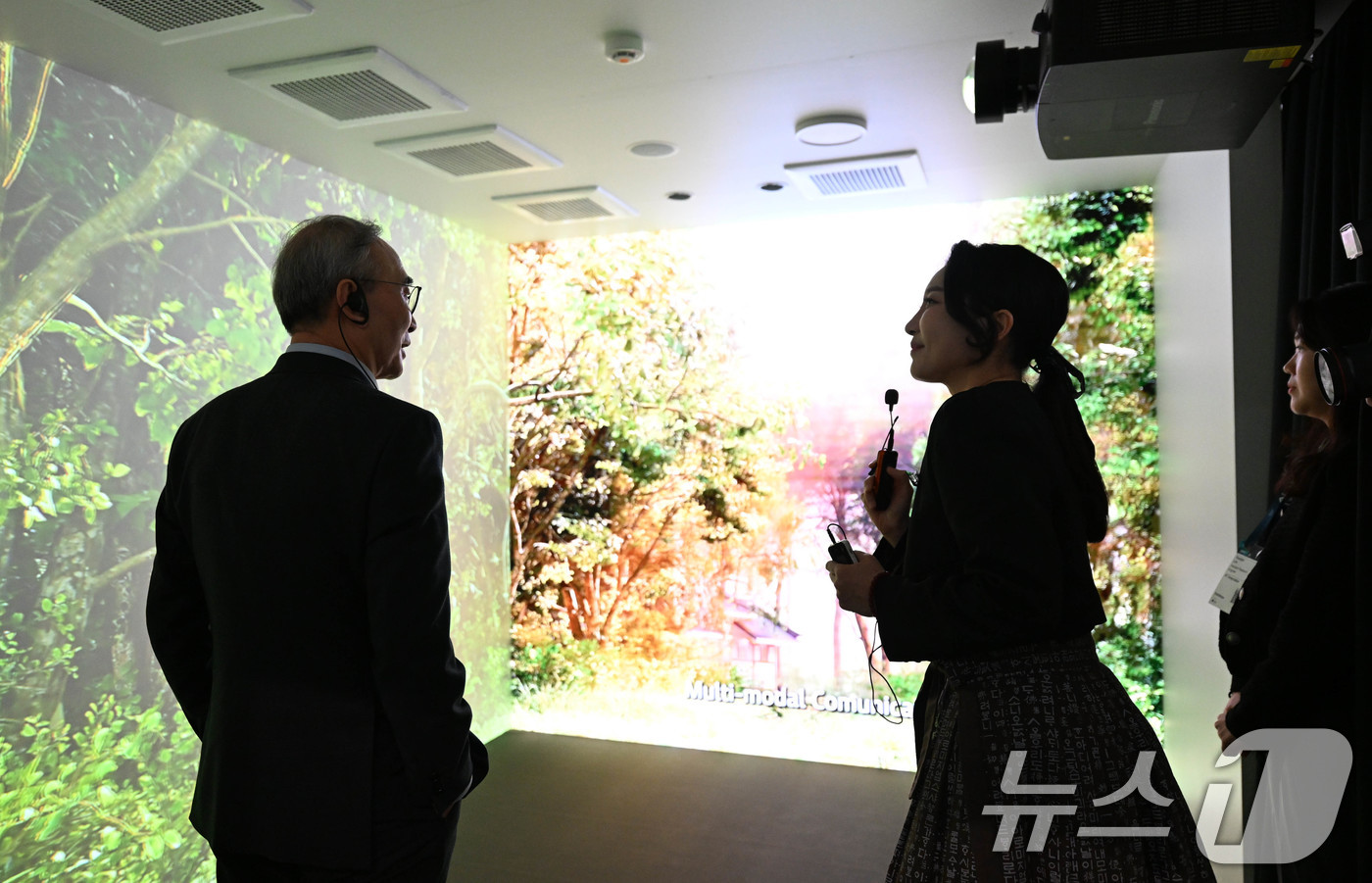 (바르셀로나(스페인)=뉴스1) 사진공동취재단 = 김영섭 KT 대표가 3일(현지시간) 스페인 바르셀로나 피라 그란 비아 전시장에서 열린 '모바일 월드 콩그레스(MWC) 2025' K …