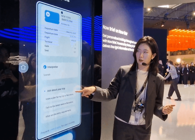 본문 이미지 - 삼성전자가 3일&#40;현지시간&#41; 스페인 바르셀로나에서 개막한 &#39;모바일 월드 콩그레스&#40;MWC&#41; 2025&#39; 부스에서 &#39;나우 바&#39;&#40;Now Bar&#41; 기능을 시연했다. 2025.03.03. ⓒ 뉴스1 신은빈 기자