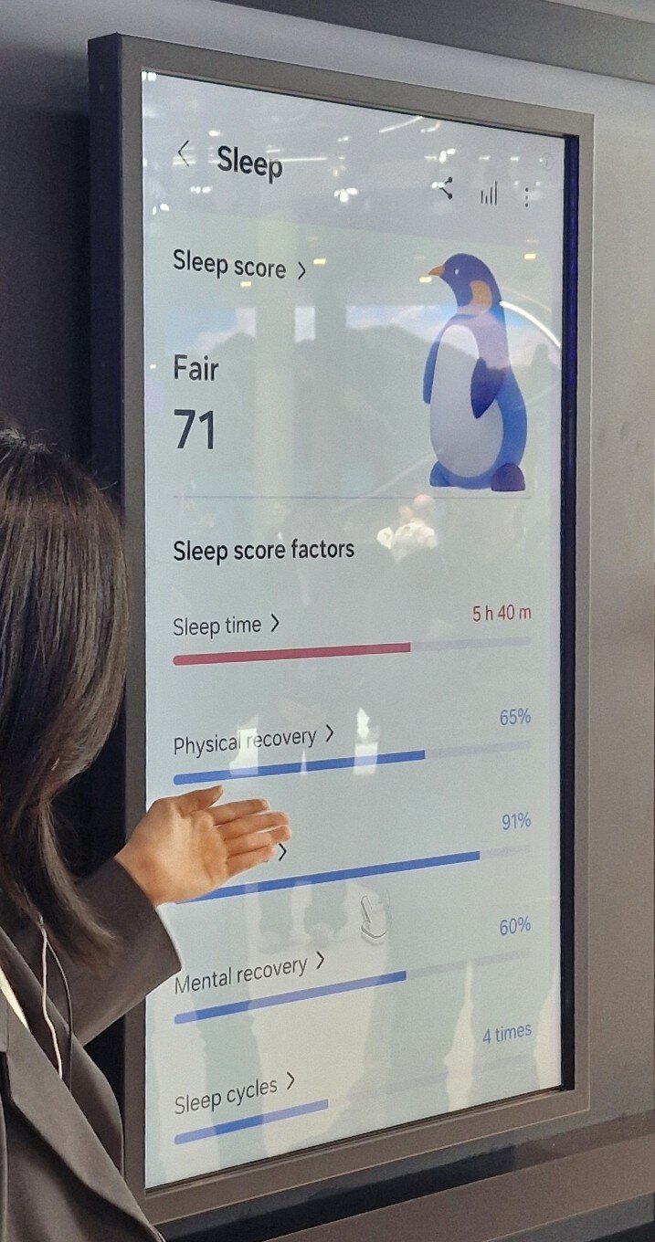 본문 이미지 - 삼성전자의 &#39;모닝 브리프&#39; 기능을 통해 수면 점수를 확인하는 모습. 2025.03.03. ⓒ 뉴스1 신은빈 기자