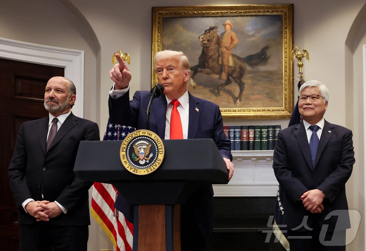 본문 이미지 - 도널드 트럼프 미국 대통령이 3일&#40;현지시간&#41; 미국 워싱턴DC.백악관 루즈벨트 룸에서 대만 반도체 제조사 TSMC의 투자에 대해 발표하고 있다. 오른쪽이 웨이저자 TSMC 회장 겸 CEO, 왼쪽은 하워드 러트닉 상무부 장관. ⓒ 로이터=뉴스1 ⓒ News1 류정민 특파원