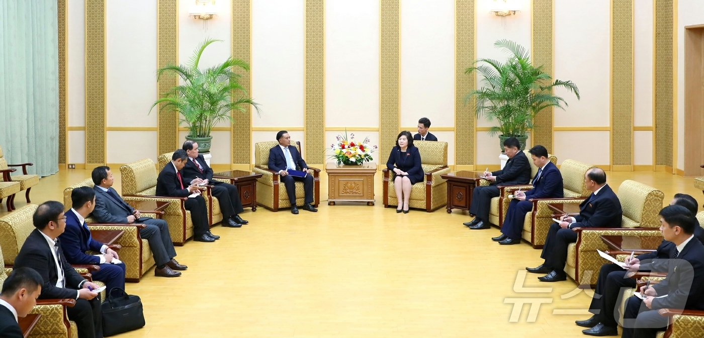 (평양 노동신문=뉴스1) = 북한 노동당 기관지 노동신문은 4일 "최선희 외무상이 지난 3일 만수대의사당에서 라오스 외무성 대표단을 만나 친선적인 분위기 속에서 담화를 했다"라고 …