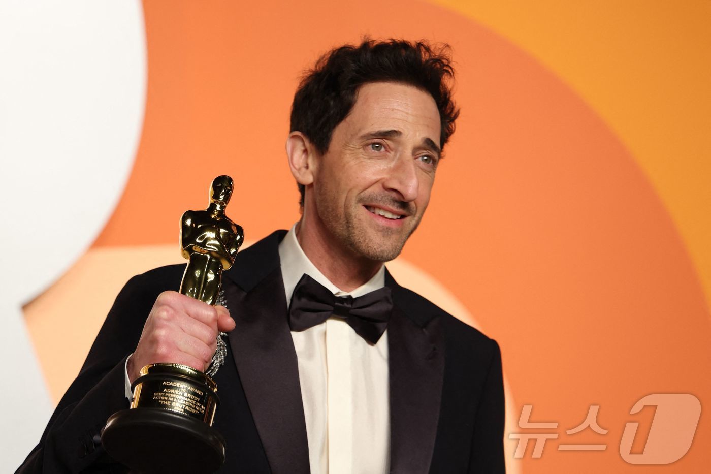 (할리우드 AFP=뉴스1) 우동명 기자 = 배우 에이드리언 브로디가 2일(현지시간) 캘리포니아주 로스앤젤레스 할리우드 돌비 극장에서 열린 제97회 아카데미 시상식에서 영화 '브루탈 …