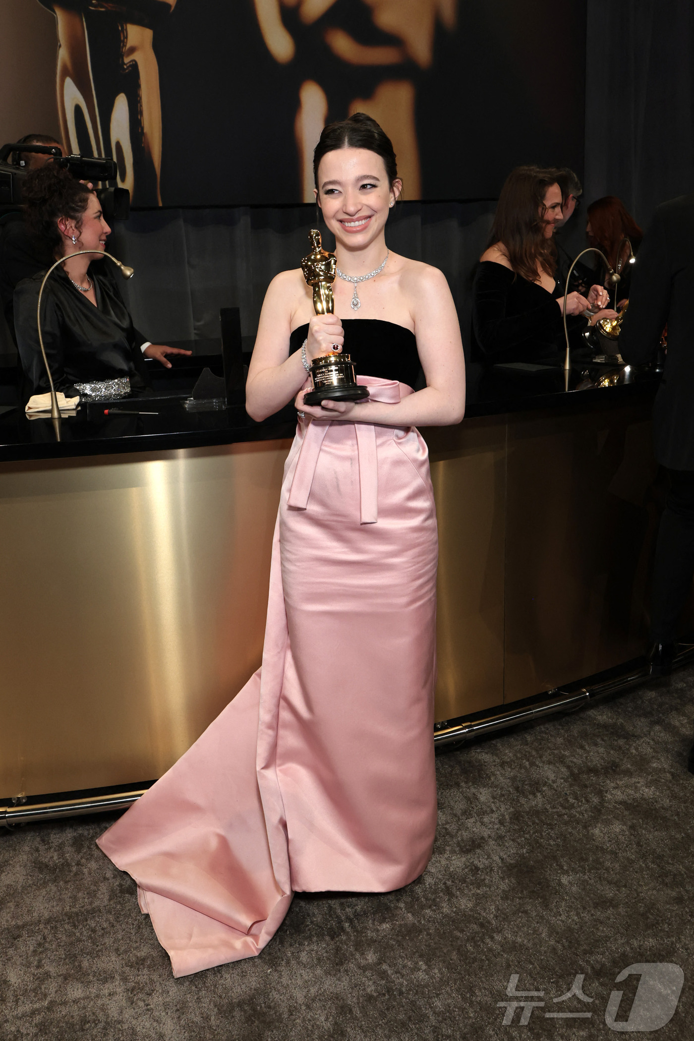 (할리우드 AFP=뉴스1) 우동명 기자 = 배우 마이키 매디슨이 2일(현지시간) 캘리포니아주 로스앤젤레스 할리우드 돌비 극장에서 열린 제97회 아카데미 시상식서 영화 '아노라'로 …