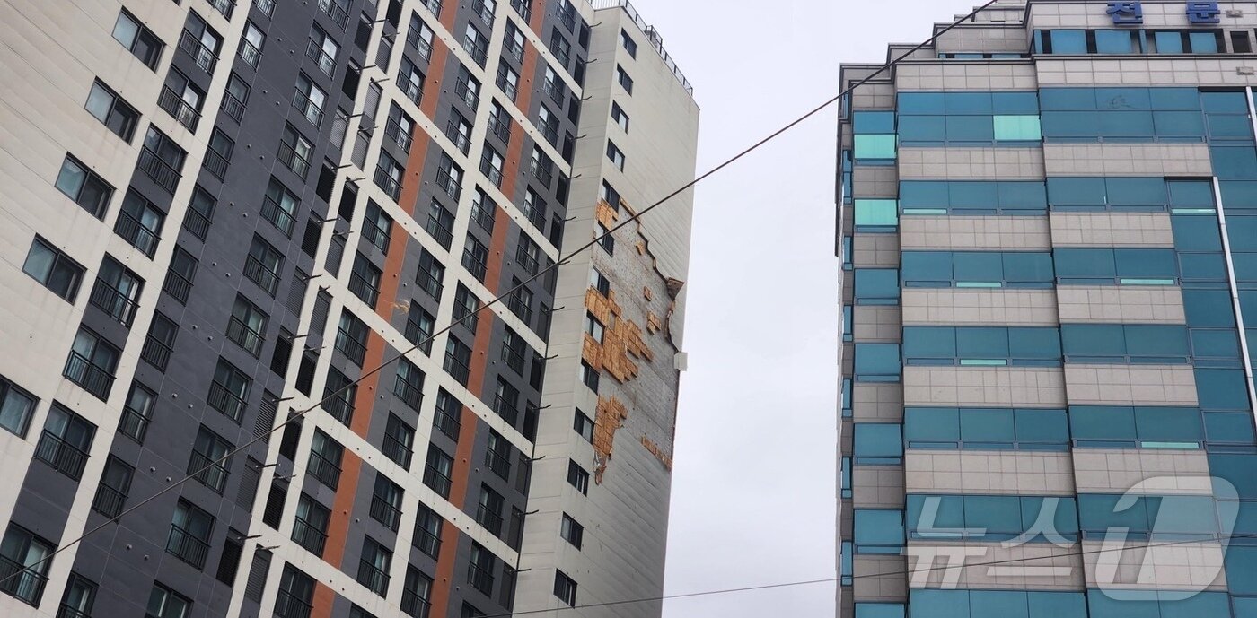 본문 이미지 - 3일 오후 부산 부산진구 범천동 한 건물 외벽이 강풍에 파손돼 있다.(부산소방재난본부 제공. 재판매 및 DB 금지)