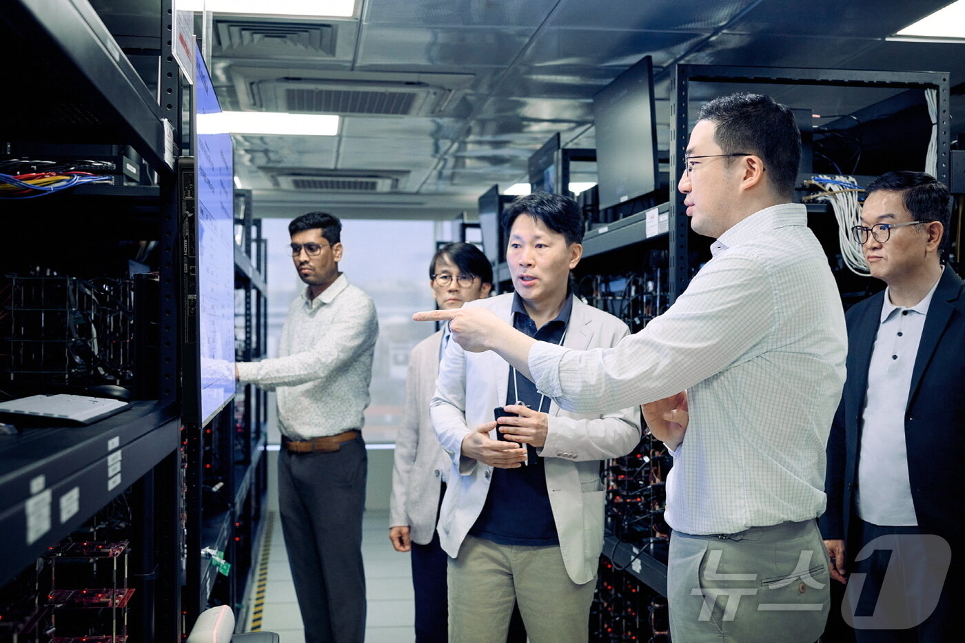 본문 이미지 - 구광모 LG그룹 회장이 지난달 24일부터 인도 벵갈루루와 뉴델리, 아랍에미리트 두바이 방문해 미래전략을 점검했다고 4일 밝혔다. 구광모 회장(왼쪽 네 번째)이 인도 벵갈루루 SW연구소에서 연구원들과 이야기를 나누고 있다. (LG 제공. 재판매 및 DB 금지) 2025.3.4/뉴스1 ⓒ News1 최동현 기자