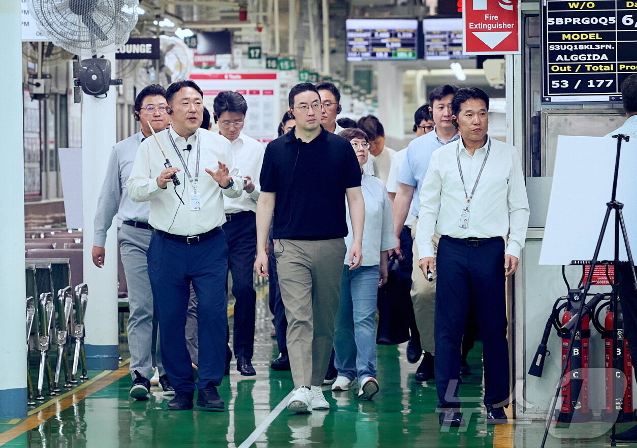본문 이미지 - 구광모 LG그룹 회장이 3월 24일 인도 뉴델리에 위치한 LG전자 노이다 생산공장에서 생산라인을 살펴보고 있다. &#40;LG 제공. 재판매 및 DB 금지&#41; 2025.3.4/뉴스1 ⓒ News1 최동현 기자
