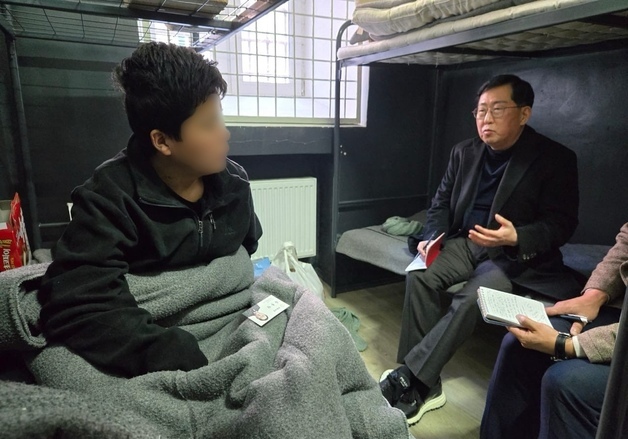 우크라 北 포로 한국 송환, 결국 해 넘긴다