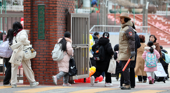 "초1도 내 카드 생긴다"…체크카드 발급 연령 만 7세로 낮춘다