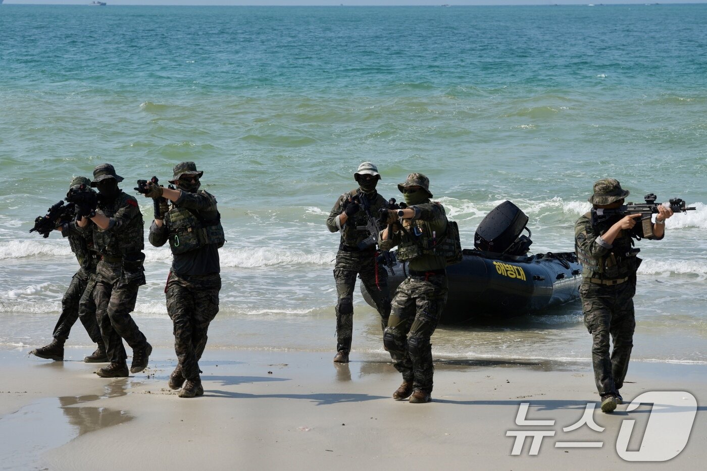 본문 이미지 - 해병대사령부는 지난달 25일부터 오는 3월 7일까지 태국 일대에서 미국 등 6개 참가국과 함께 다국적군 연합작전 수행능력 향상을 위한 &#39;2025년 코브라골드&#39; 연합 훈련에 참가한다고 4일 밝혔다. 장병들이 고속고무보트&#40;CRRC&#41;를 활용해 상륙해안으로 전개, 본대 상륙을 위한 여건조성작전을 하고 있다. &#40;해병대사령부 제공. 재판매 및 DB금지&#41; 2025.3.4/뉴스1