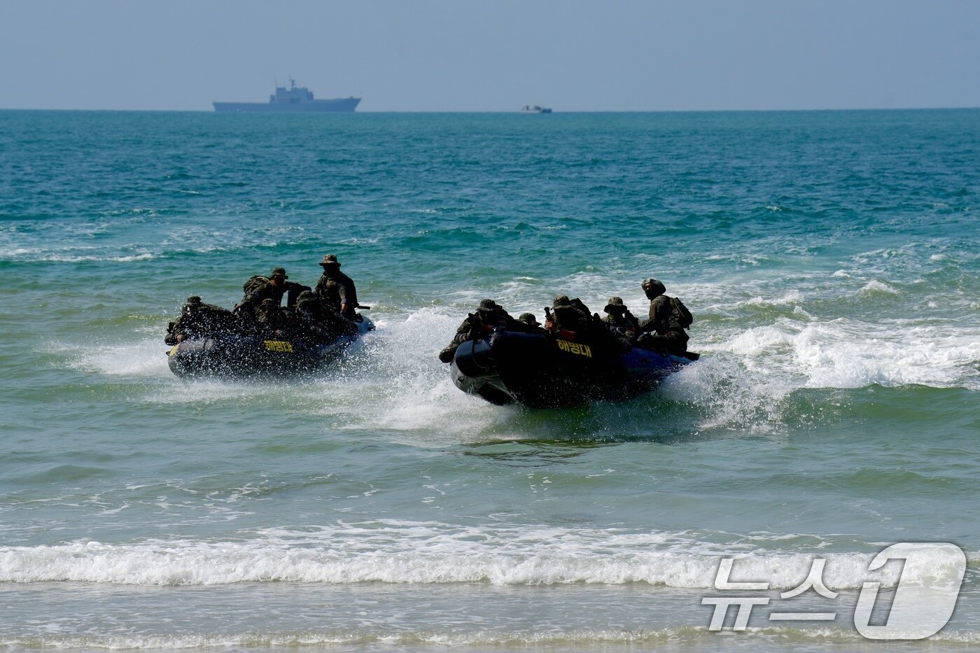 본문 이미지 - 해병대사령부는 지난달 25일부터 오는 3월 7일까지 태국 일대에서 미국 등 6개 참가국과 함께 다국적군 연합작전 수행능력 향상을 위한 &#39;2025년 코브라골드&#39; 연합 훈련에 참가한다고 4일 밝혔다. 장병들이 고속고무보트&#40;CRRC&#41;를 활용해 상륙해안으로 전개, 본대 상륙을 위한 여건조성작전을 하고 있다. &#40;해병대사령부 제공. 재판매 및 DB금지&#41; 2025.3.4/뉴스1