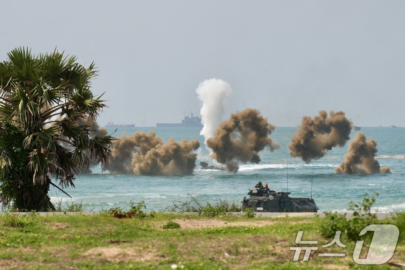본문 이미지 - 해병대사령부는 지난달 25일부터 오는 3월 7일까지 태국 일대에서 미국 등 6개 참가국과 함께 다국적군 연합작전 수행능력 향상을 위한 &#39;2025년 코브라골드&#39; 연합 훈련에 참가한다고 4일 밝혔다. 한국형 수륙양용장갑차&#40;KAAV&#41;가 상륙함인 노적봉함에서 진수하여 발연과 연막을 활용하며 상륙해안&#40;태국 핫야오 해변&#41;으로 기동하고 있다. &#40;해병대사령부 제공. 재판매 및 DB금지&#41; 2025.3.4/뉴스1