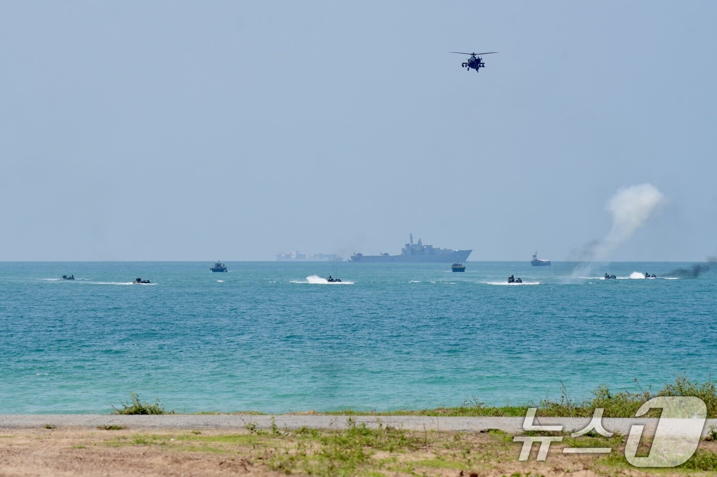 본문 이미지 - 해병대사령부는 지난달 25일부터 오는 3월 7일까지 태국 일대에서 미국 등 6개 참가국과 함께 다국적군 연합작전 수행능력 향상을 위한 &#39;2025년 코브라골드&#39; 연합 훈련에 참가한다고 4일 밝혔다. 한국형 수륙양용장갑차&#40;KAAV&#41;가 상륙함인 노적봉함에서 진수하여 발연과 연막을 활용하며 상륙해안&#40;태국 핫야오 해변&#41;으로 기동하고 있다. &#40;해병대사령부 제공. 재판매 및 DB금지&#41; 2025.3.4/뉴스1