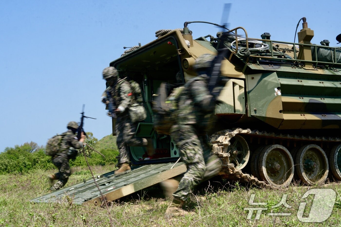 본문 이미지 - 해병대사령부는 지난달 25일부터 오는 3월 7일까지 태국 일대에서 미국 등 6개 참가국과 함께 다국적군 연합작전 수행능력 향상을 위한 &#39;2025년 코브라골드&#39; 연합 훈련에 참가한다고 4일 밝혔다. 상륙군이 한국형 수륙양용장갑차&#40;KAAV&#41;에서 하차 후 상륙지역&#40;태국 핫야오 해변&#41;으로 기동하며, 육상작전을 실시하고 있다. &#40;해병대사령부 제공. 재판매 및 DB금지&#41; 2025.3.4/뉴스1