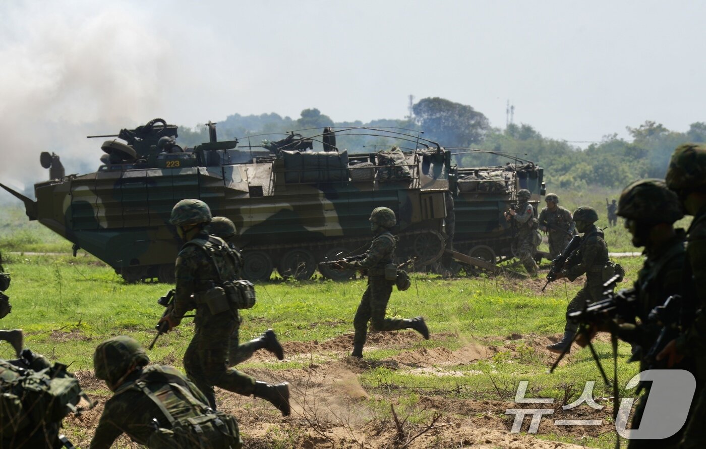 본문 이미지 - 해병대사령부는 지난달 25일부터 오는 3월 7일까지 태국 일대에서 미국 등 6개 참가국과 함께 다국적군 연합작전 수행능력 향상을 위한 &#39;2025년 코브라골드&#39; 연합 훈련에 참가한다고 4일 밝혔다. 상륙군이 한국형 수륙양용장갑차&#40;KAAV&#41;에서 하차 후 상륙지역&#40;태국 핫야오 해변&#41;으로 기동하며, 육상작전을 실시하고 있다. &#40;해병대사령부 제공. 재판매 및 DB금지&#41; 2025.3.4/뉴스1