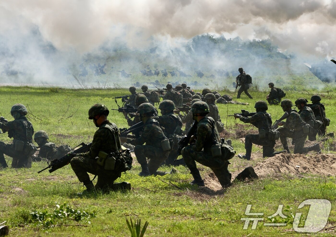 본문 이미지 - 해병대사령부는 지난달 25일부터 오는 3월 7일까지 태국 일대에서 미국 등 6개 참가국과 함께 다국적군 연합작전 수행능력 향상을 위한 &#39;2025년 코브라골드&#39; 연합 훈련에 참가한다고 4일 밝혔다. 상륙군이 한국형 수륙양용장갑차&#40;KAAV&#41;에서 하차 후 상륙지역&#40;태국 핫야오 해변&#41;으로 기동하며, 육상작전을 실시하고 있다. &#40;해병대사령부 제공. 재판매 및 DB금지&#41; 2025.3.4/뉴스1