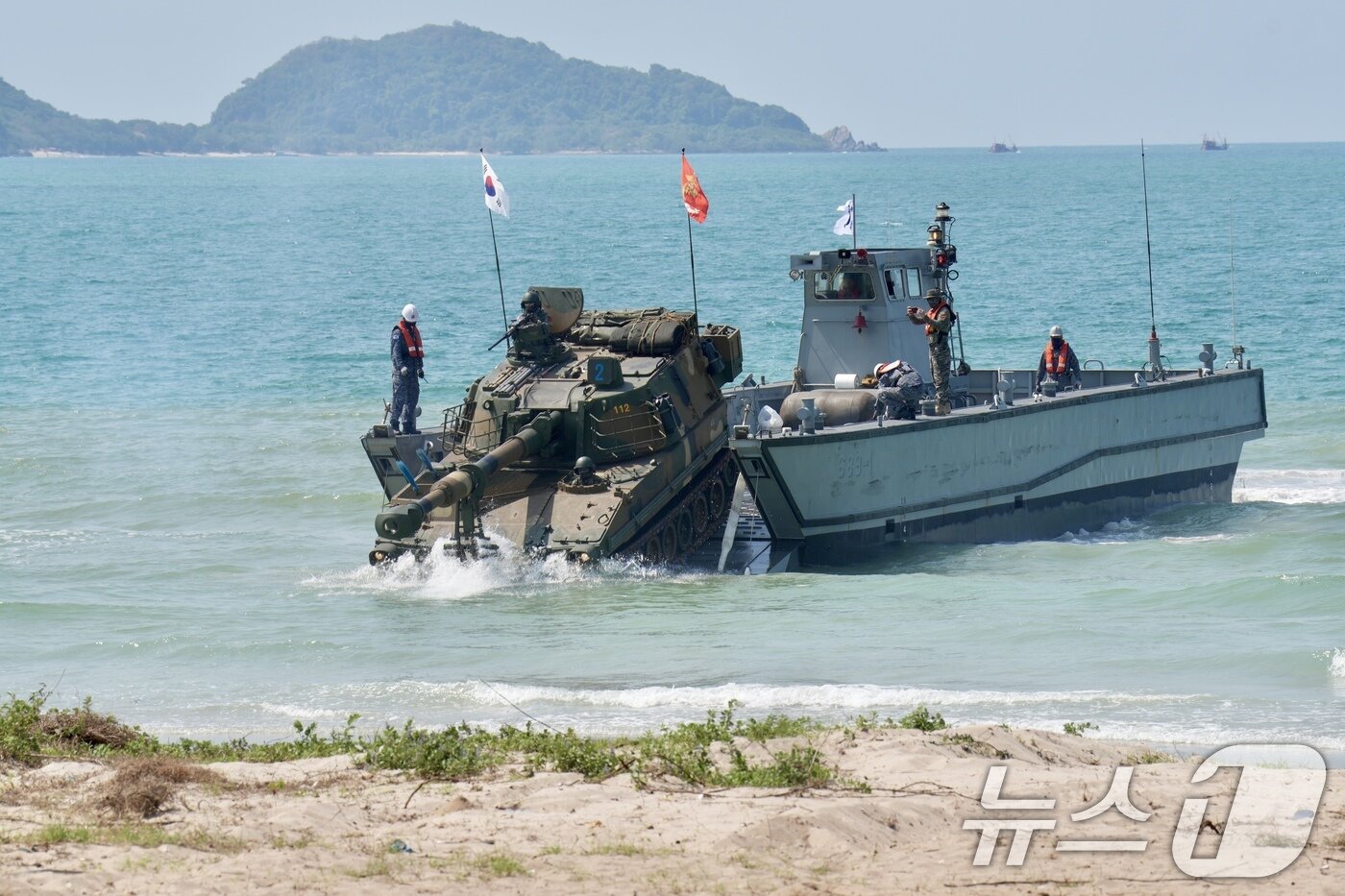 본문 이미지 - 해병대사령부는 지난달 25일부터 오는 3월 7일까지 태국 일대에서 미국 등 6개 참가국과 함께 다국적군 연합작전 수행능력 향상을 위한 &#39;2025년 코브라골드&#39; 연합 훈련에 참가한다고 4일 밝혔다. 상륙주정&#40;LCM&#41;을 이용해 해상기동을 실시한 K-55 자주포가 지정된 해안&#40;태국 핫야오 해변&#41;으로 상륙하고 있다. &#40;해병대사령부 제공. 재판매 및 DB금지&#41; 2025.3.4/뉴스1