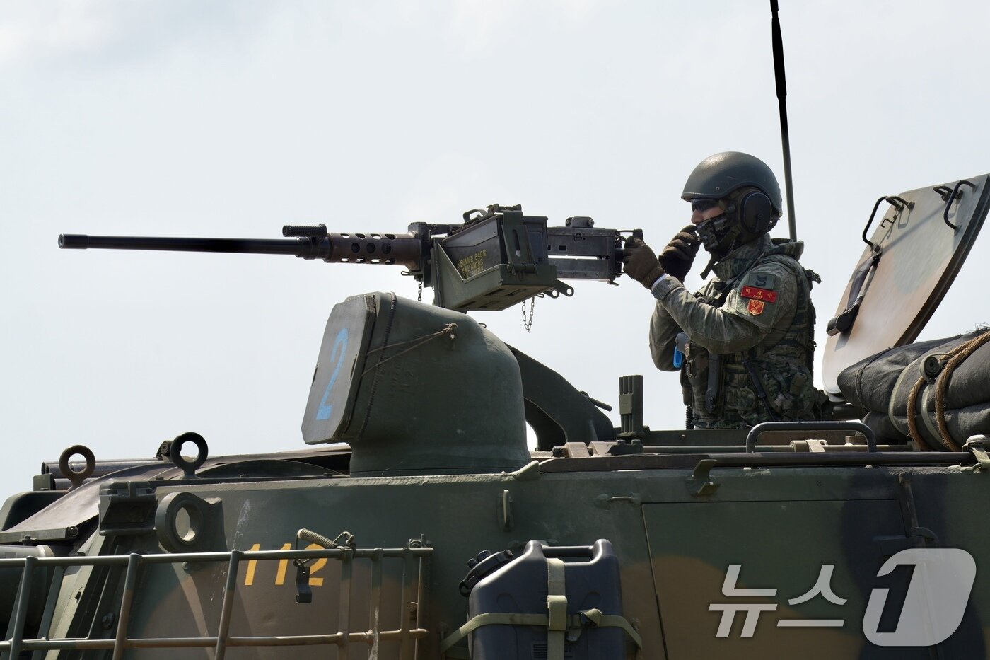 본문 이미지 - 해병대사령부는 지난달 25일부터 오는 3월 7일까지 태국 일대에서 미국 등 6개 참가국과 함께 다국적군 연합작전 수행능력 향상을 위한 &#39;2025년 코브라골드&#39; 연합 훈련에 참가한다고 4일 밝혔다. 상륙주정&#40;LCM&#41;을 이용해 해상기동을 실시한 K-55 자주포가 지정된 해안&#40;태국 핫야오 해변&#41;으로 상륙하고 있다. &#40;해병대사령부 제공. 재판매 및 DB금지&#41; 2025.3.4/뉴스1