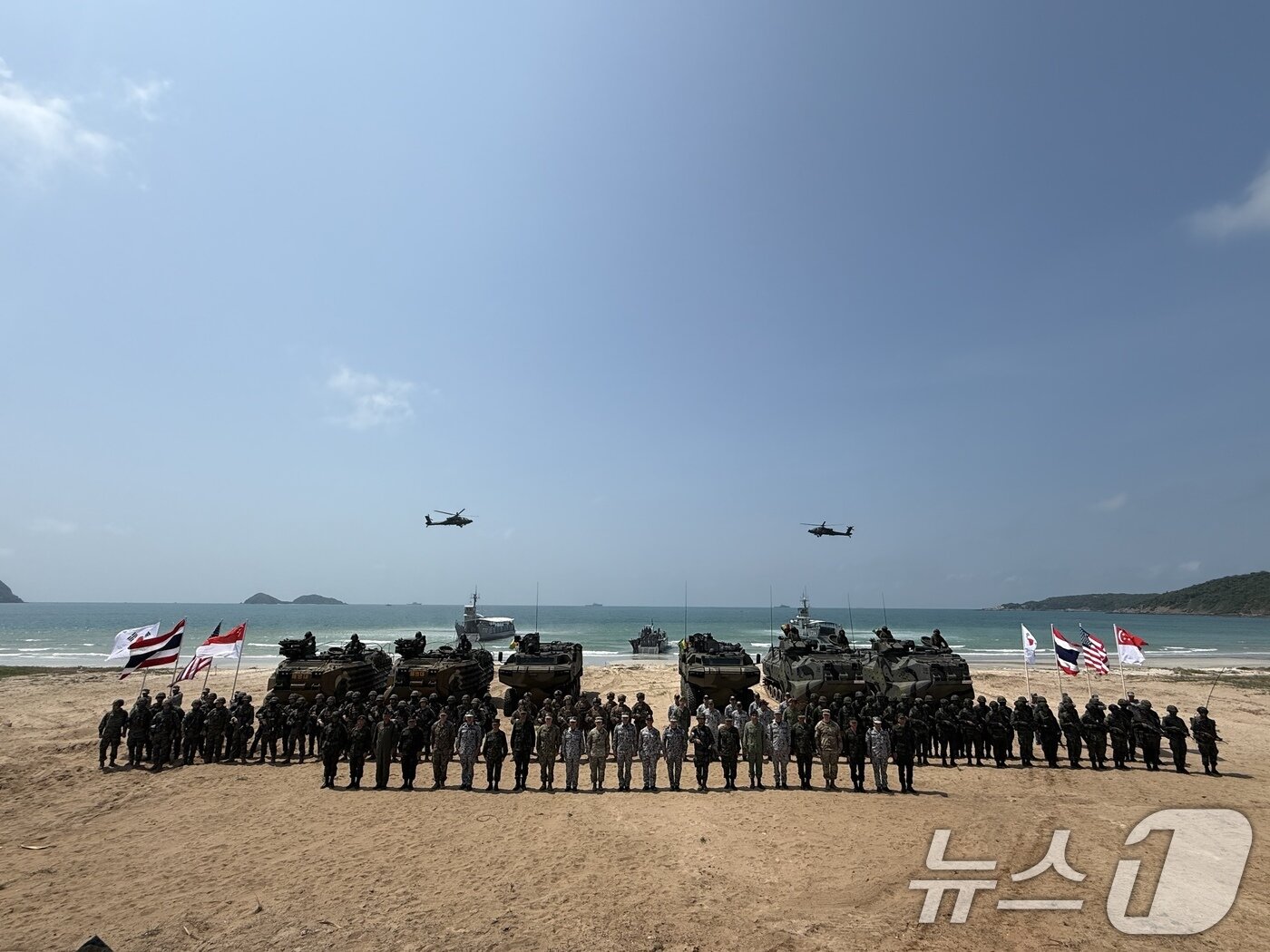 본문 이미지 - 해병대사령부는 지난달 25일부터 오는 3월 7일까지 태국 일대에서 미국 등 6개 참가국과 함께 다국적군 연합작전 수행능력 향상을 위한 &#39;2025년 코브라골드&#39; 연합 훈련에 참가한다고 4일 밝혔다. 연합상륙훈련에 참가한 한국, 태국, 미국, 싱가폴 장병들이 장비와 함께 태국 핫야오 해변에서 기념사진을 촬영하고 있다. &#40;해병대사령부 제공. 재판매 및 DB금지&#41; 2025.3.4/뉴스1