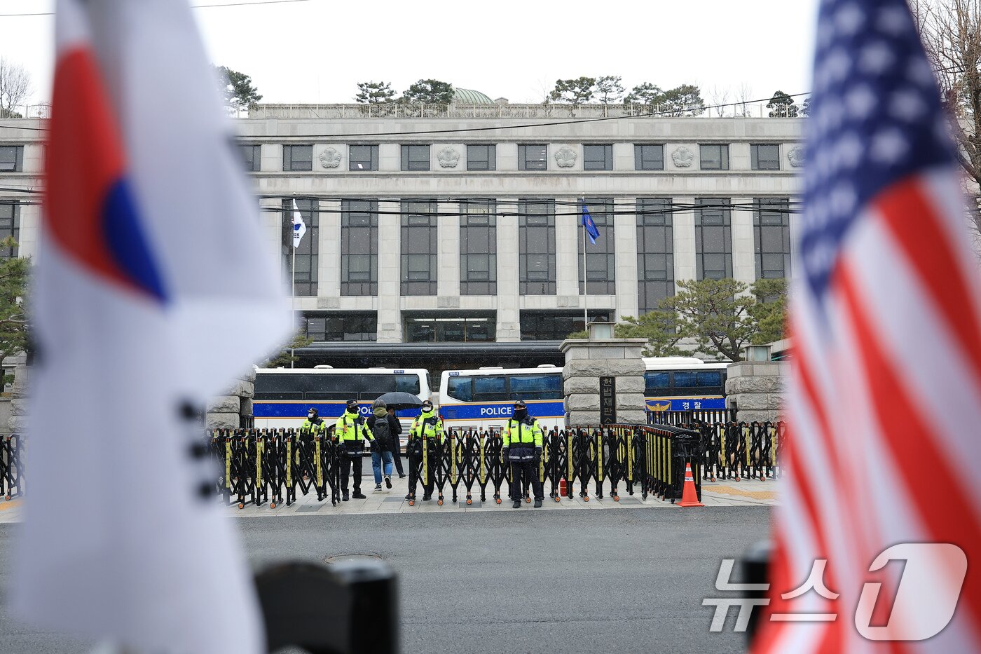 본문 이미지 - 4일 오전 서울 종로구 재동 헌법재판소 앞에서 경찰이 경계 근무를 하고 있다. 헌법재판관들은 이날부터 윤석열 대통령 탄핵 심판 평의를 진행한다. 2025.3.4/뉴스1 ⓒ News1 박정호 기자