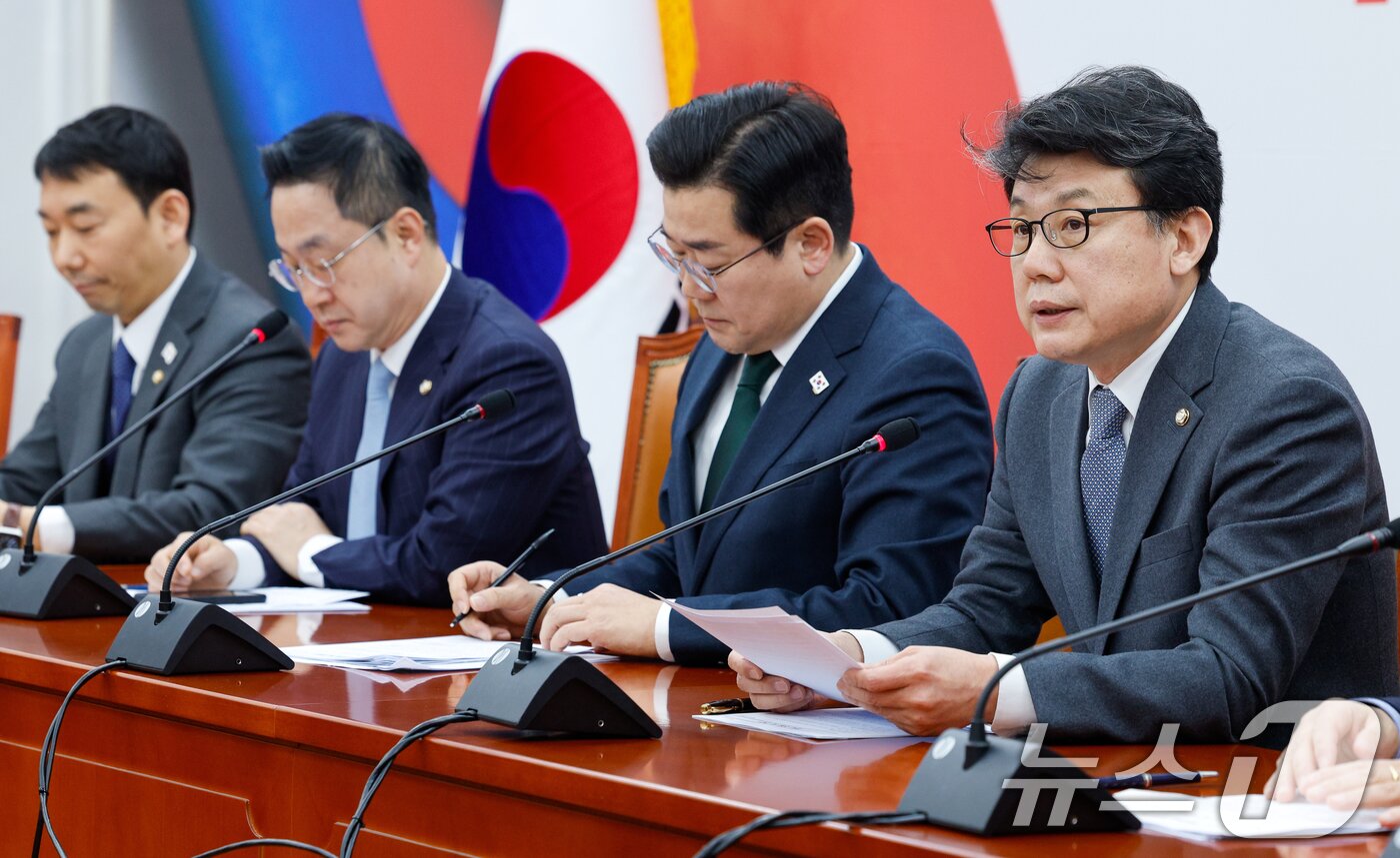 본문 이미지 - 진성준 더불어민주당 정책위의장이 4일 오전 서울 여의도 국회에서 열린 원내대책회의에 참석해 발언하고 있다. 2025.3.4/뉴스1 ⓒ News1 안은나 기자