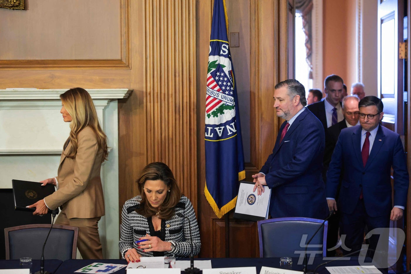 (워싱턴 AFP=뉴스1) 우동명 기자 = 도널드 트럼프 미국 대통령의 부인 멜라니아 여사가 3일(현지시간) 워싱턴 의사당에서 열린 ‘리벤지 포르노' 팁페이크 등을 퇴치하는 '테이크 …