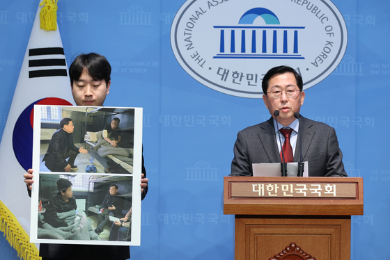 유용원 "북한군 포로 두 분 며칠 전 무사히 한국 도착"