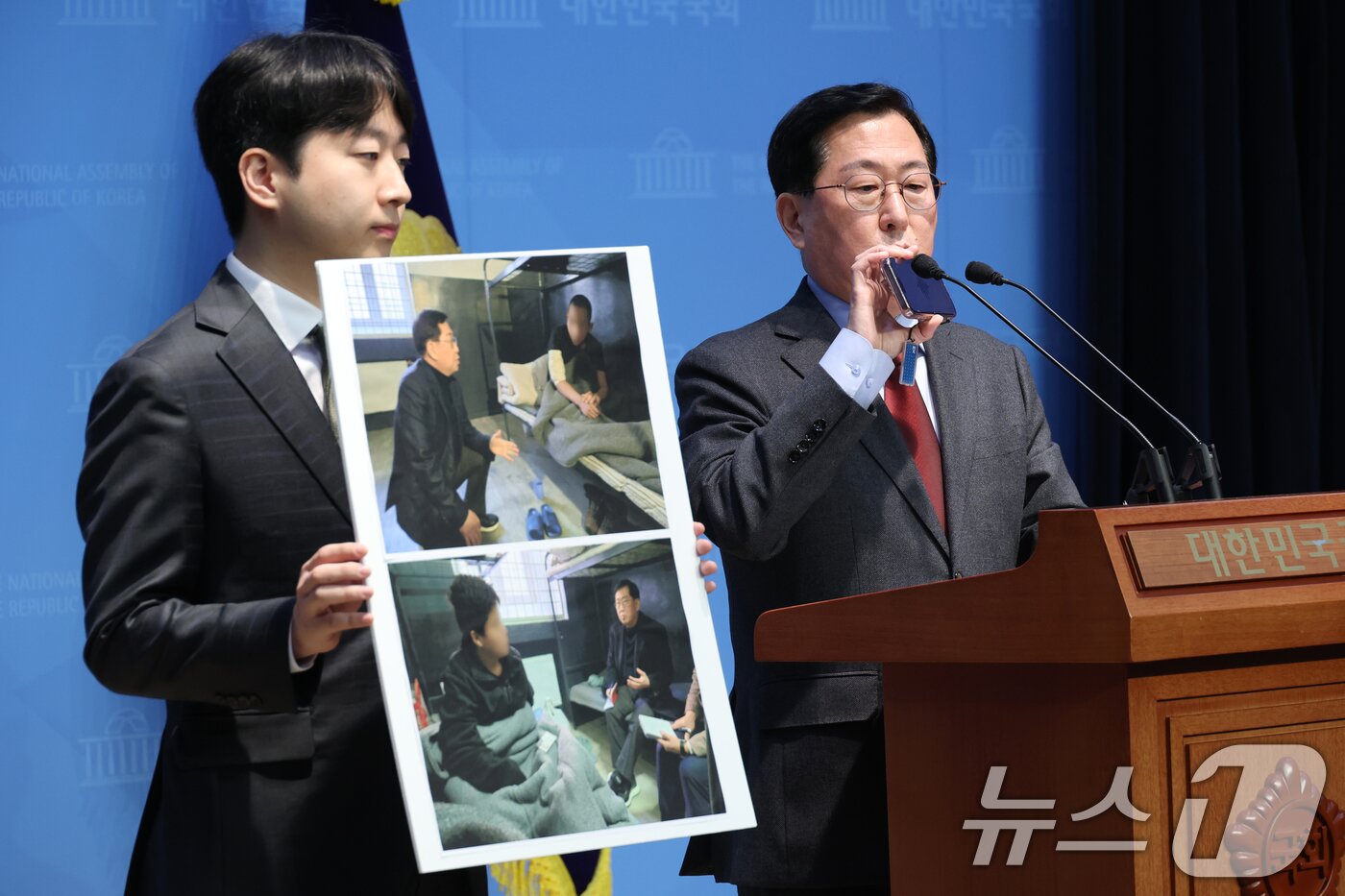 본문 이미지 - 유용원 국민의힘 의원이 4일 오전 서울 여의도 국회 소통관에서 가진 우크라이나 북한군 포로 면담 결과 기자회견에서 북한군 포로의 육성파일을 공개하고 있다. 2025.3.4/뉴스1 ⓒ News1 이광호 기자