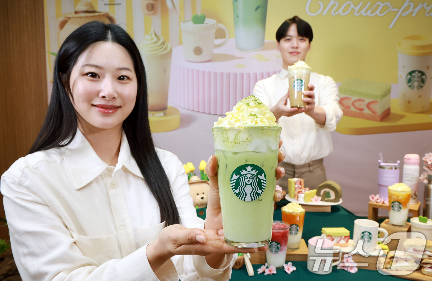 (서울=뉴스1) 김진환 기자 = 4일 서울 용산구 스타벅스 서울역 아카데미에서 모델들이 신제품 '슈크림 라떼'와 '슈크림 말차 라떼'를 선보이고 있다. 2025.3.4/뉴스1