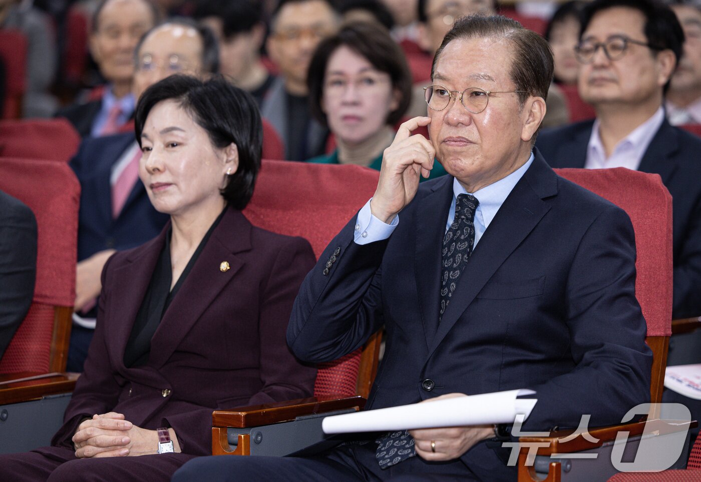 본문 이미지 - 권영세 국민의힘 비상대책위원장이 4일 오전 서울 여의도 국회 의원회관에서 열린 전공의 수련환경 개선과 의료사고 안전망 확충을 위한 정책토론회에서 얼굴을 만지고 있다. 2025.3.4/뉴스1 ⓒ News1 이재명 기자