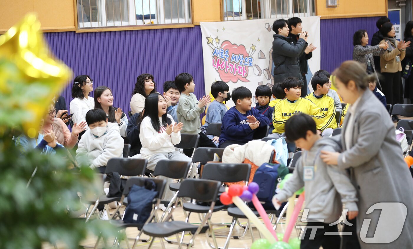 본문 이미지 - 4일 오전 제주시 삼도이동 제주남초등학교 체육관에서 열린 1학년 신입생 입학식에서 재학생들이 신입생들을 환영하고 있다. 2025.3.4/뉴스1 ⓒ News1 오현지 기자