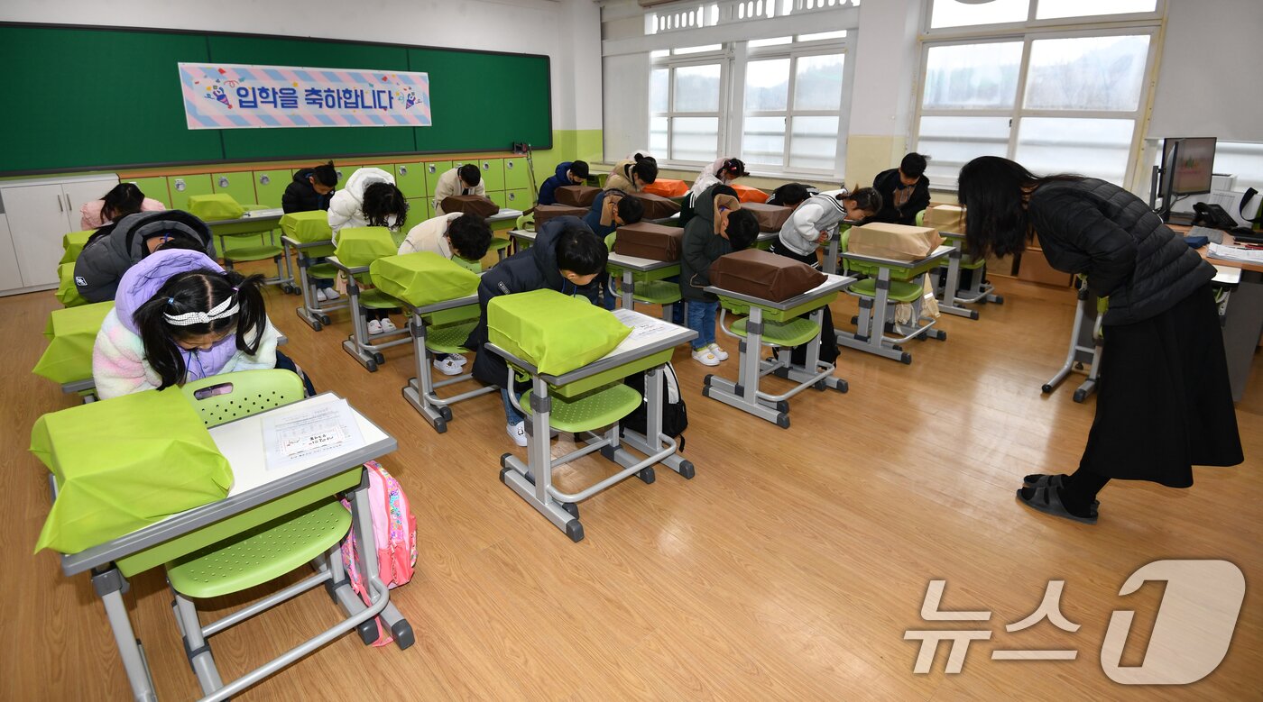 본문 이미지 - 4일 경북 포항시 북구 흥해읍 달전초등학교에서 열린 2025학년도 입학식에서 1학년 신입생들이 담임 선생님과 인사를 나누고 있다. 2025.3.4/뉴스1 ⓒ News1 최창호 기자