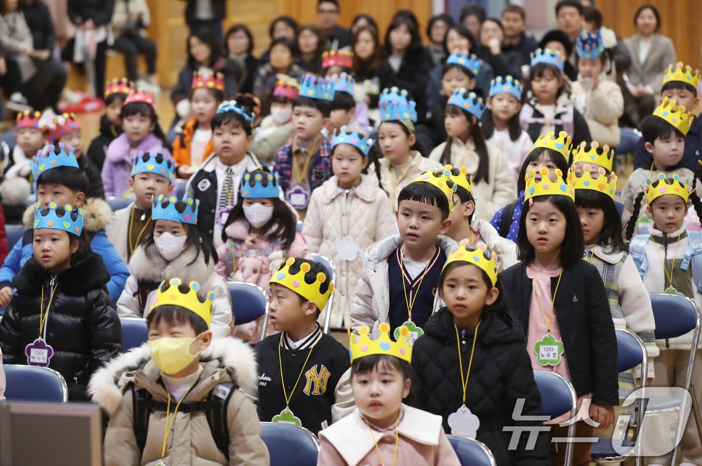 본문 이미지 - 4일 부산 수영구 배산초등학교 나래관에서 열린 2025학년도 입학식에서 1학년 신입생들이 교가를 부르고 있다. 2025.3.4/뉴스1 ⓒ News1 윤일지 기자
