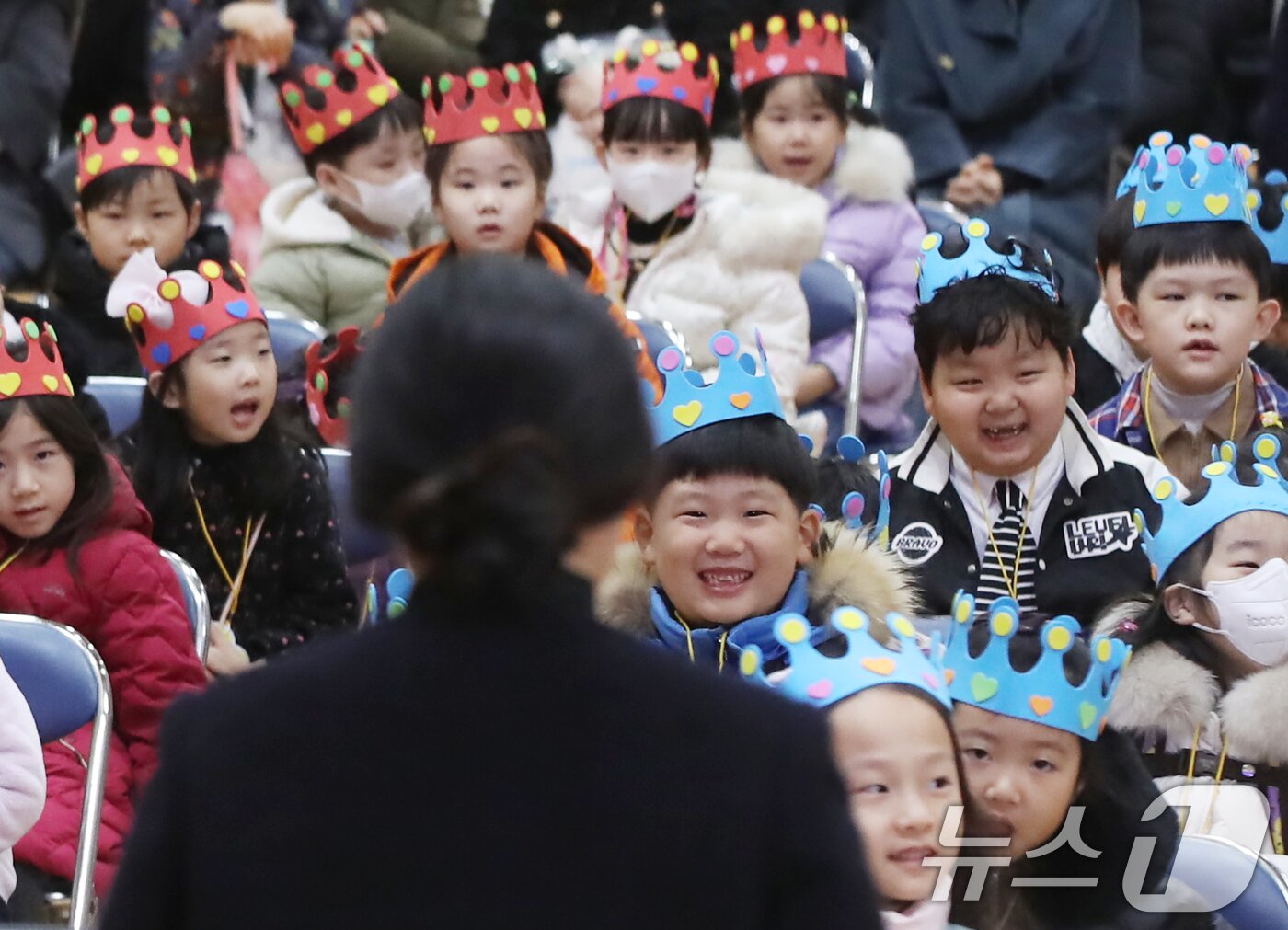 본문 이미지 - 4일 부산 수영구 배산초등학교 나래관에서 열린 2025학년도 입학식에서 1학년 신입생들이 담임 선생님을 바라보고 있다. 2025.3.4/뉴스1 ⓒ News1 윤일지 기자