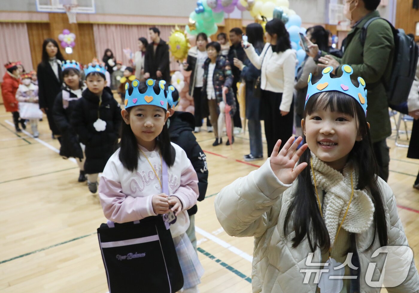 본문 이미지 - 4일 부산 수영구 배산초등학교 나래관에서 열린 2025학년도 입학식을 마친 1학년 신입생들이 교실로 향하며 손을 흔들고 있다. 2025.3.4/뉴스1 ⓒ News1 윤일지 기자