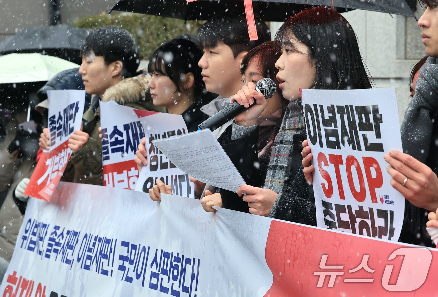 본문 이미지 - 연세대학교 대학원 김세비 학생이 4일 오전 서울 종로구 재동 헌법재판소 앞에서 열린 20·30 청년 무제한 필리버스터 기자회견에서 자유발언을 하고 있다. 2025.3.4/뉴스1 ⓒ News1 박정호 기자