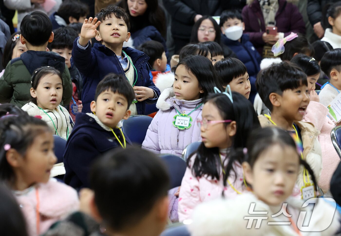 본문 이미지 - 4일 오전 서울 마포구 아현초등학교에서 열린 2025학년도 입학식에서 1학년 신입생들이 함께온 학부모를 찾아 손인사하고 있다. 2025.3.4/뉴스1 ⓒ News1 이동해 기자