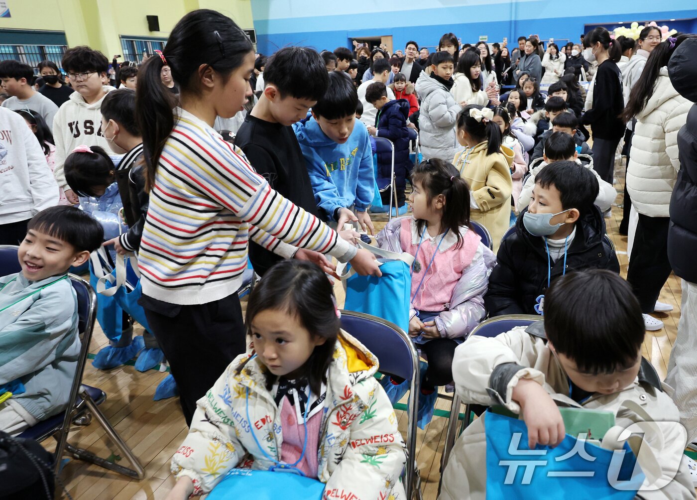 본문 이미지 - 4일 오전 서울 마포구 아현초등학교에서 열린 2025학년도 입학식에서 6학년 학생들이 신입생들에게 선물꾸러미를 전달하고 있다. 2025.3.4/뉴스1 ⓒ News1 이동해 기자