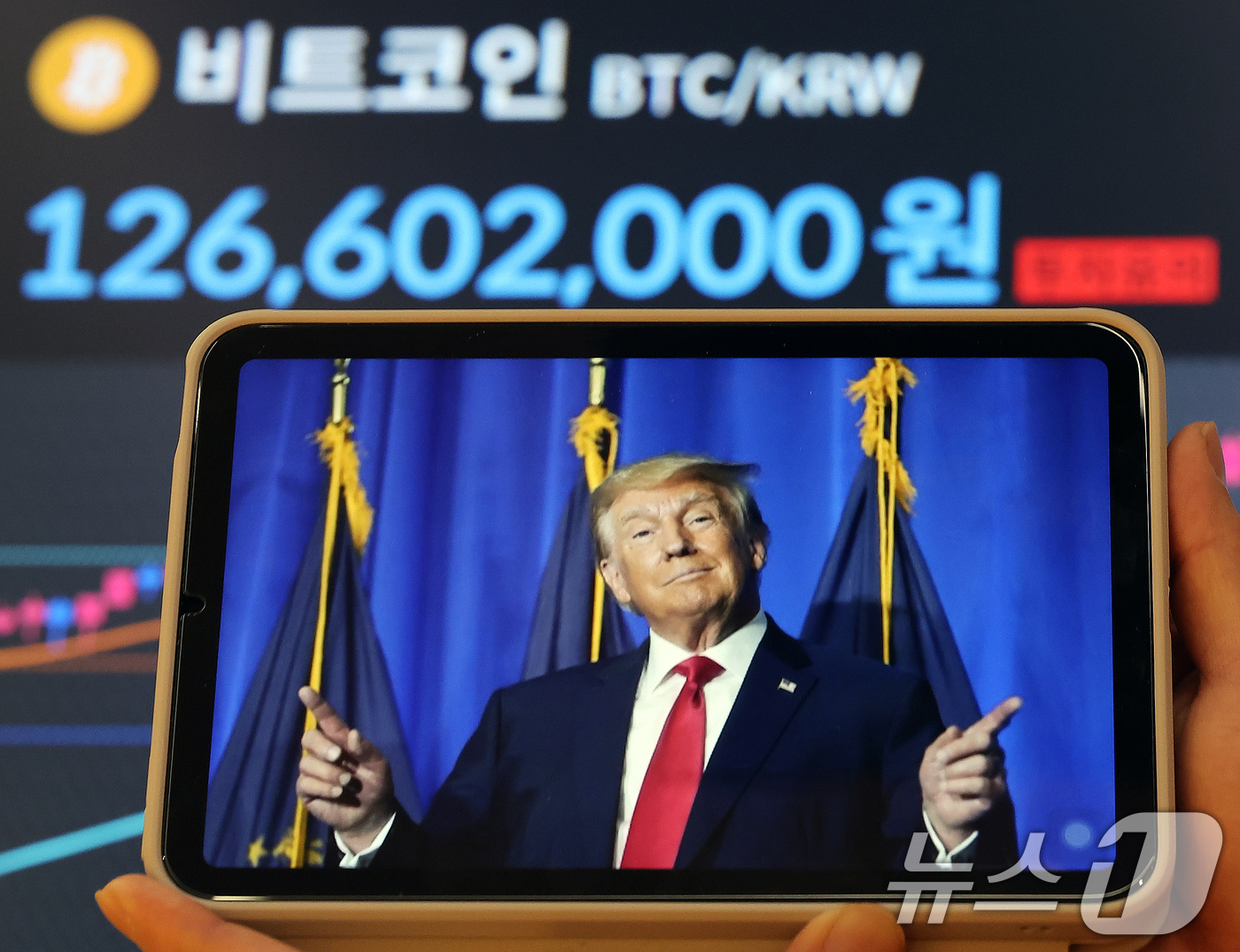 (서울=뉴스1) 김진환 기자 = 4일 서울 서초구 빗썸라운지 전광판에 비트코인 시세가 표시되고 있다.트럼프의 가상자산 전략 비축 언급으로 급등했던 비트코인이 하루 만에 폭락하며 상 …