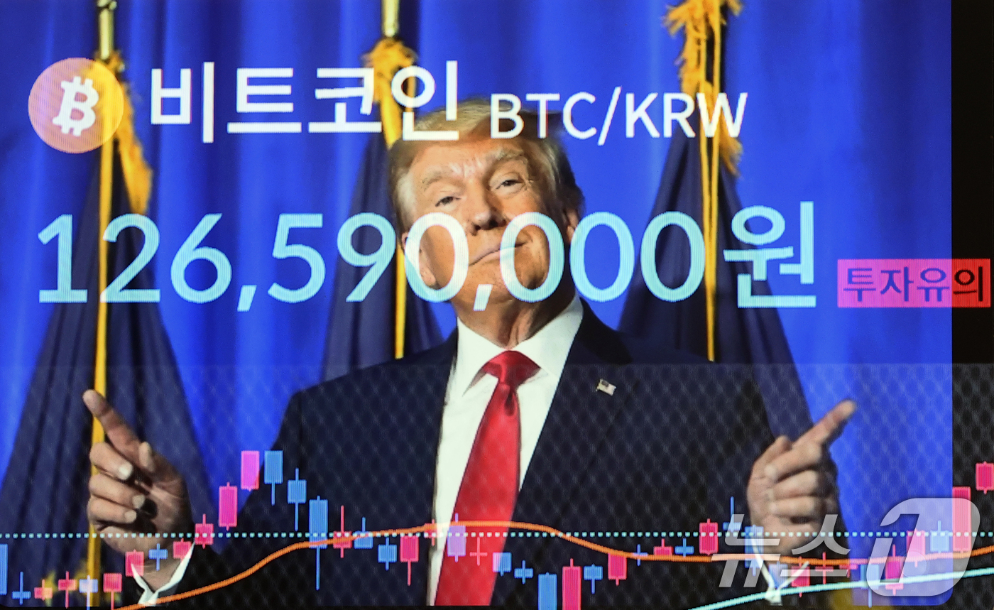 (서울=뉴스1) 김진환 기자 = 4일 서울 서초구 빗썸라운지 전광판에 비트코인 시세가 표시되고 있다.가상화폐 거래소 코인베이스에 따르면 미 동부 기준 비트코인 개당 가격은 8만6천 …