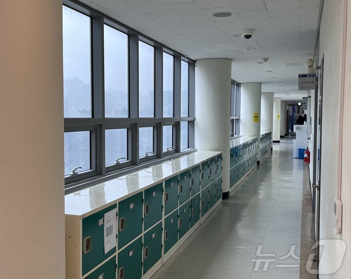 본문 이미지 - 4일 서울 동작구 중앙대 의과대학 건물에 오가는 인원이 없어 썰렁한 모습. 2025.3.4/뉴스1 ⓒ News1 이유진 기자