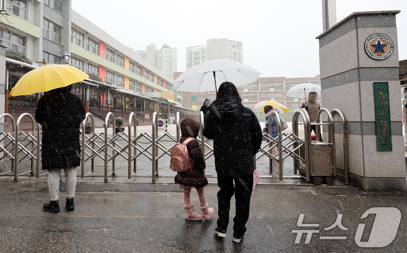 (서울=뉴스1) 이동해 기자 = 4일 서울 서대문구 북성초등학교 교문 앞에서 아이와 학부모들이 학교를 바라보고 있다.서울시교육청에 따르면 북성초는 개학일을 나흘 앞두고 등교일을 4 …
