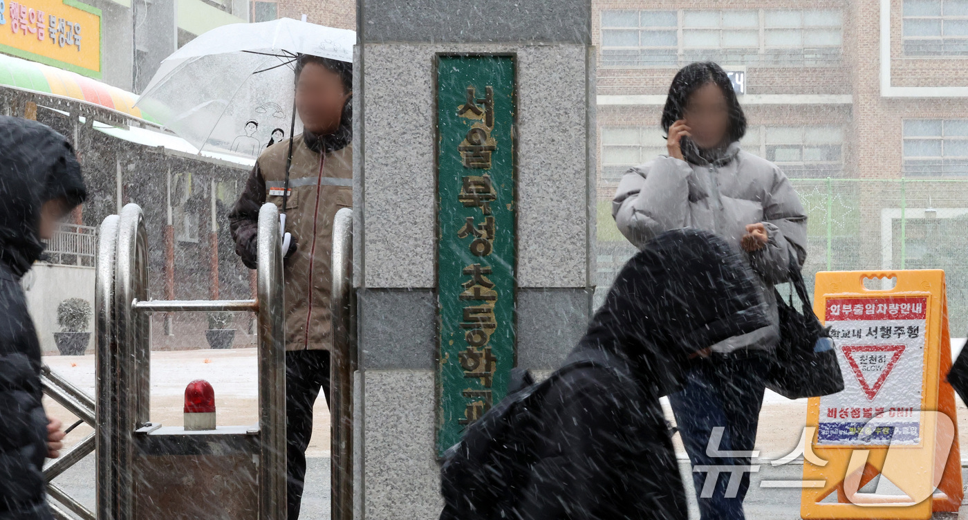 (서울=뉴스1) 이동해 기자 = 4일 서울 서대문구 북성초등학교 교문 앞에서 아이와 학부모들이 학교를 바라보고 있다.서울시교육청에 따르면 북성초는 개학일을 나흘 앞두고 등교일을 4 …