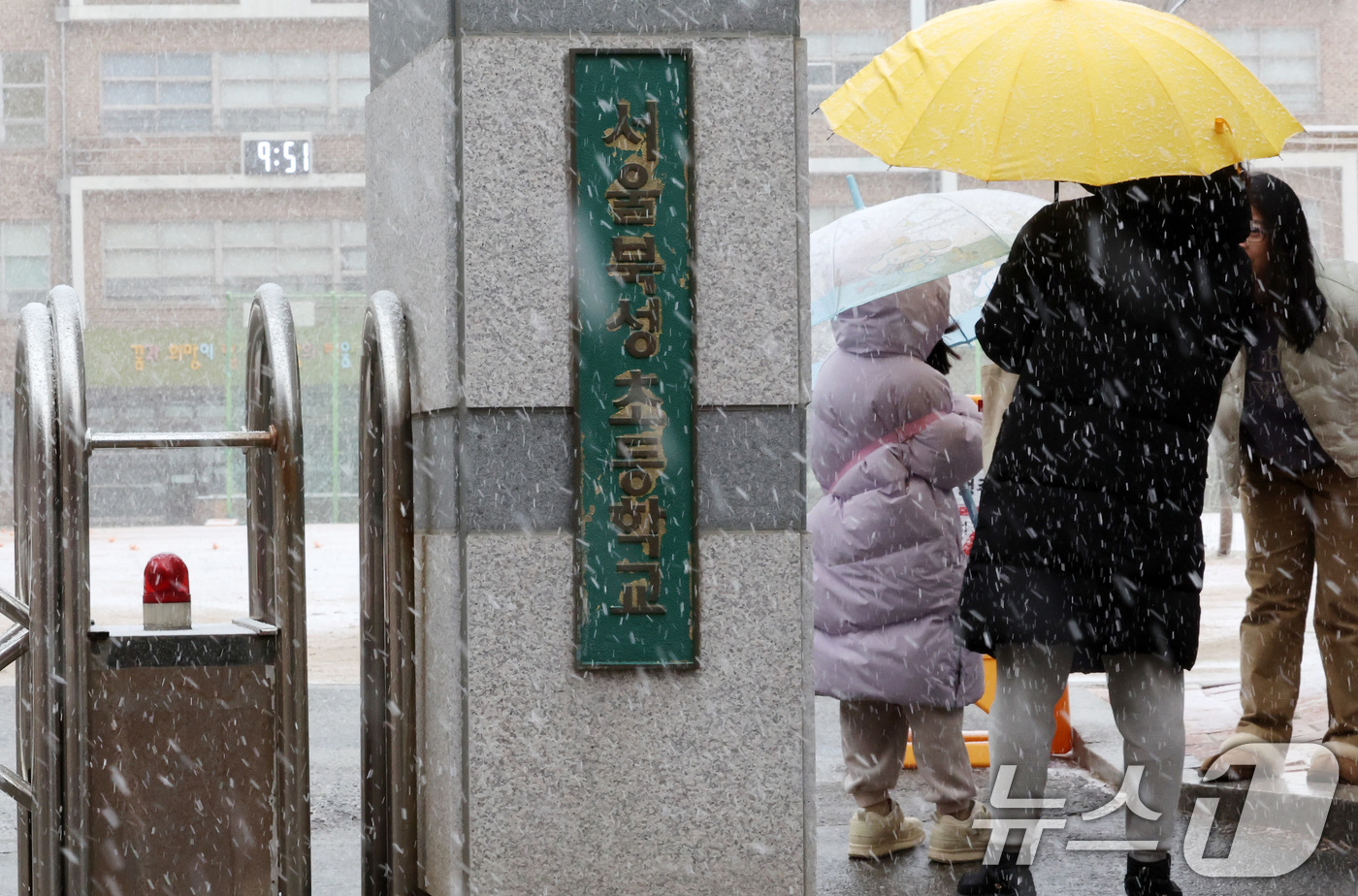 (서울=뉴스1) 이동해 기자 = 4일 서울 서대문구 북성초등학교 교문 앞에서 아이와 학부모들이 학교를 바라보고 있다.서울시교육청에 따르면 북성초는 개학일을 나흘 앞두고 등교일을 4 …