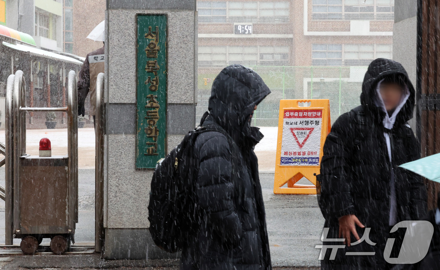 (서울=뉴스1) 이동해 기자 = 4일 서울 서대문구 북성초등학교 교문 앞에서 아이와 학부모들이 학교를 바라보고 있다.서울시교육청에 따르면 북성초는 개학일을 나흘 앞두고 등교일을 4 …